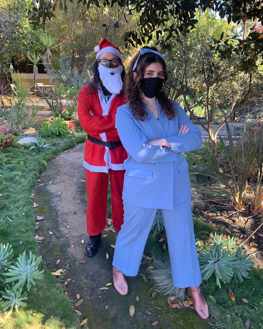 ベスト・コーストのインスタグラム：「merry merry, be safe, wear a mask, check in on your people, next year will be different so just hold tight ✨⁣  ❤️🤍💚🎄🎅🏻🤶🏻🧑🏻‍🎄🥂」