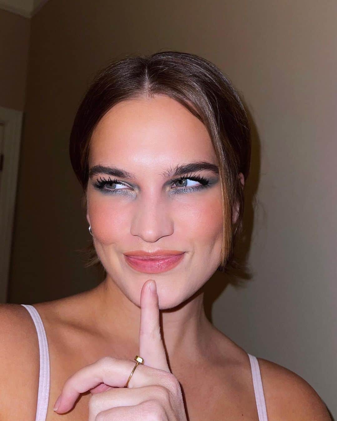 ストーミ・ヘンレイのインスタグラム：「Tried a new Holiday makeup look with my forever favorite @coverfx using the water cloud primer as the base for the whole look, I’ve literally used it for years I love it so much, no jokeee🎄🌊🤶🏼」