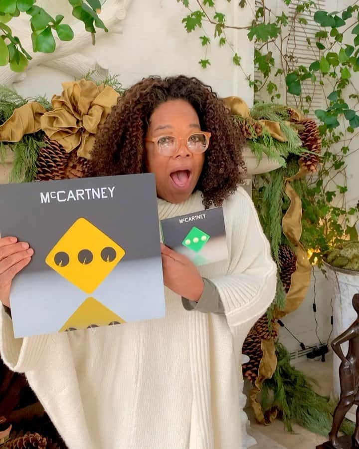 オプラ・ウィンフリーのインスタグラム：「Every day is like Christmas morning around here with all the goodies my friends keep sending. @stellamccartney and @paulmccartney have me covered in the fashion and music department, @jennabhager with delicious @callieshotlittlebiscuit, and @jeffleatham in the flower world! Swipe left for all the videos. Happy (safe) holidays, y’all! 🎄🎄🎄」