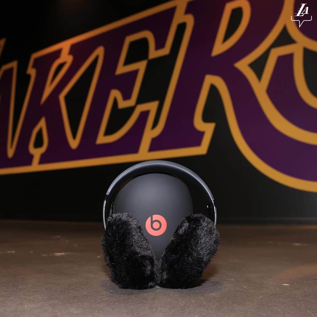 Los Angeles Lakersさんのインスタグラム写真 - (Los Angeles LakersInstagram)「Bringing new meaning to the pregame warmup with @beatsbydre ♨️」12月25日 2時15分 - lakers