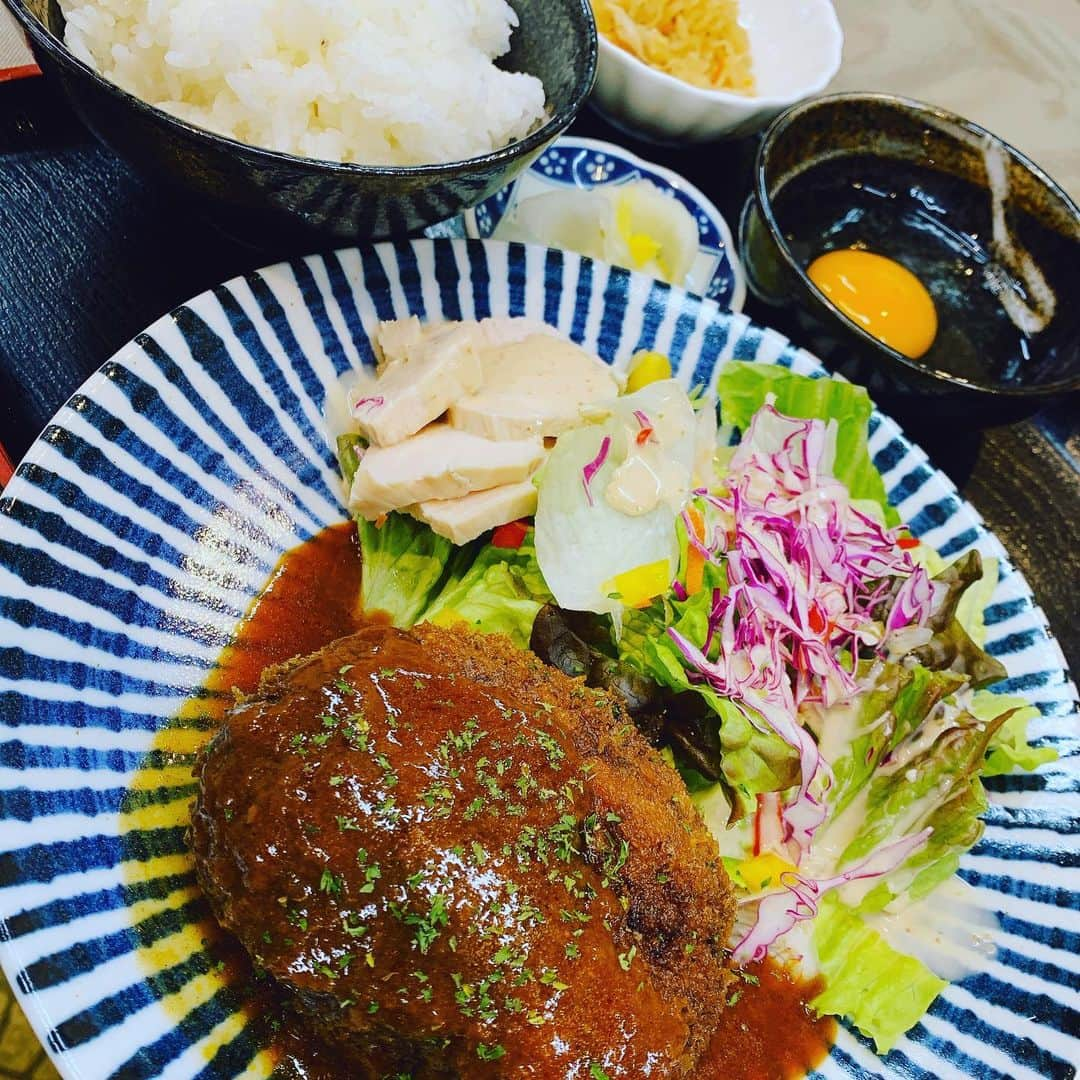 HIROさんのインスタグラム写真 - (HIROInstagram)「美味い😋美味い😋ミンチカツ🤗🤗 #日替わりランチ #日替わり #ランチ #昼ごはん #安田大サーカスhiro #美味い」12月25日 2時18分 - hiro19770420