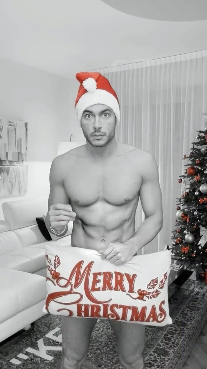 アンドレア・デンバーのインスタグラム：「Naughty or nice? Which outfit should I wear for Christmas?🤔🎅🏻 Merry Christmas from your #andreadenversantaclaus 🎄🎁😁  Cattivo o buono?  Che cosa dovrei indossare per Natale? 🤔🎅🏻 Buon Natale a tutti dal vostro #andreadenversantaclaus 🎄🎁😁」