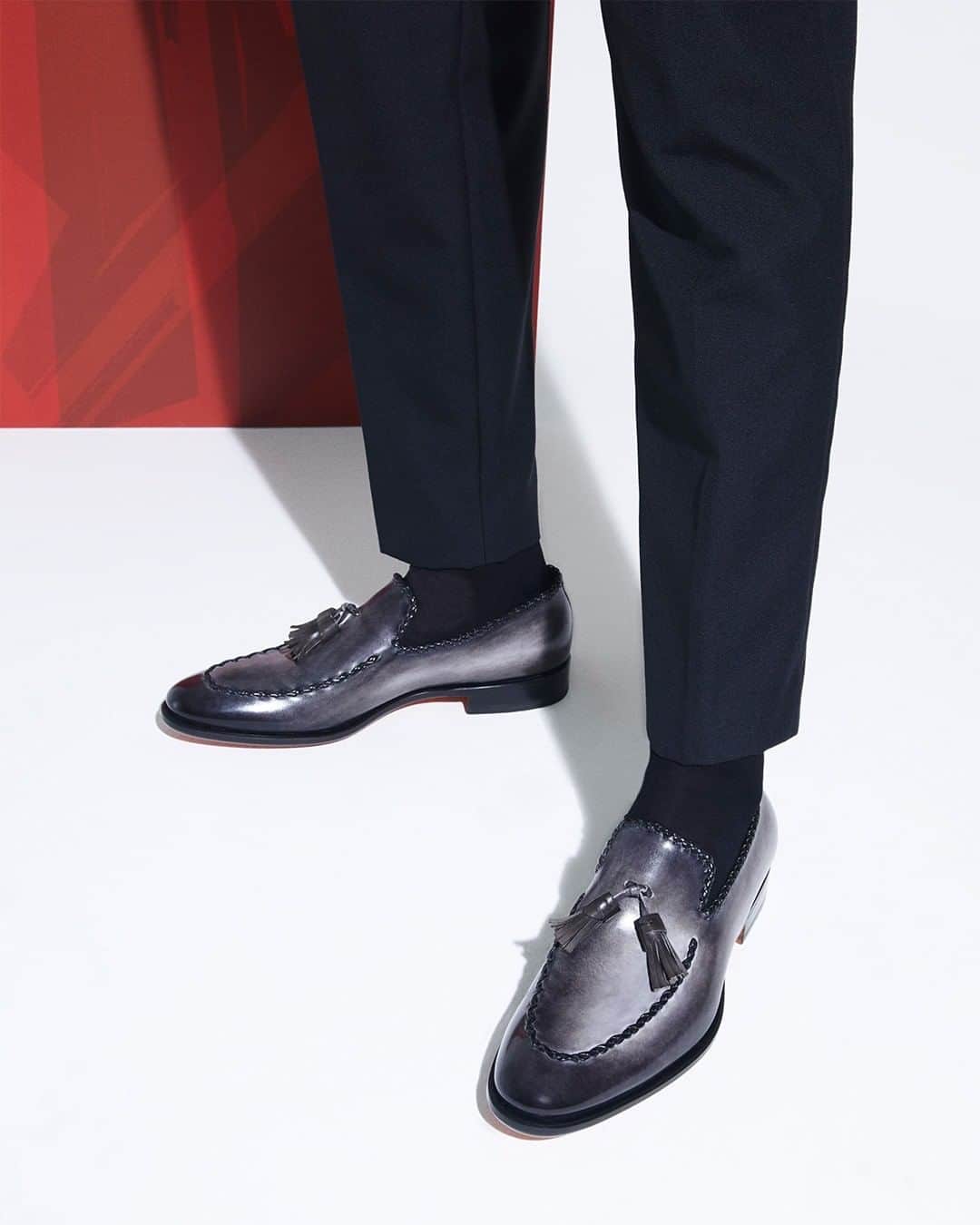 サントーニのインスタグラム：「A modern yet timeless favorite. Explore inspirational gift ideas with Santoni.  #Santoni #madeinsantoni #asparkofbeauty」