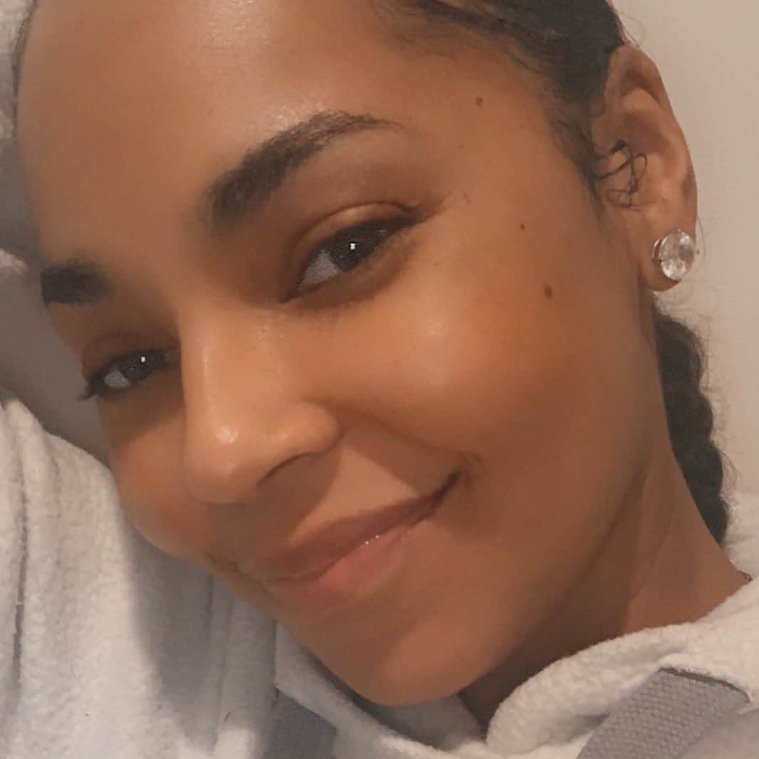 アシャンティのインスタグラム：「Hey yall just wanted to say thank you so much for all of your thoughts and prayers. I’ve gotten so many calls, texts, emails and DM‘s checking in on me and my family and I’m super grateful for that. I’m feeling much better... Thanking God that my mom is out of the hospital and my dad is doing well. Needless to say this will be a very different Christmas.. but still filled with gratitude and love. Thanks Bink for dropping off the herbal tea’s. 😘 Merry Christmas Eve ❤️🙏🏽」