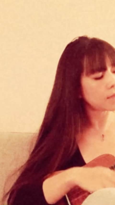 akikoのインスタグラム：「Check out and subscribe  YouTube channel ⇨ akikoofficial Link in Bio  http://www.youtube.com/channel/UCIR5A7Qq7nHfocYur6xTSTQ?sub_confirmation=1  #ukulele  #singwithukulele  #ウクレレ弾き語り #christmassong  #クリスマスソング #ウクレレクリスマス」