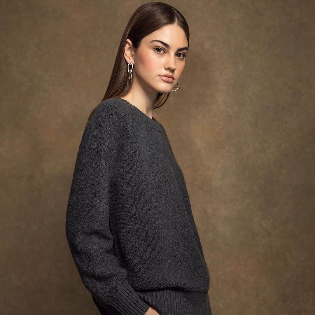 Johnstonsさんのインスタグラム写真 - (JohnstonsInstagram)「Cashmere jumpers are a staple for every wardrobe. Crafted with the world’s finest fibres, our cashmere sweaters are unrivalled in quality and style. Whether you want round neck, v neck or roll neck you’ll find garments that marry timeless designs with contemporary cuts to add a luxurious touch to your year-round wardrobe.」12月25日 2時30分 - johnstonsofelgin