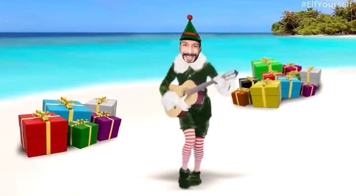 A.J.のインスタグラム：「AJ the Elf, what’s your favorite color?! Ha ha! Merry Christmas Eve, everyone!!」