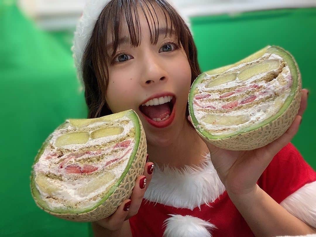 のインスタグラム：「ずーっと食べたかった念願のまるごとメロンケーキ🍈🍰ボディメイク中のわたしはトレーナーさんの許可を得て8分の1をいただきました！美味しかったなぁ🤤🎁はぴはっぴー  #まるごとメロンケーキ #ケーキ #クリスマス #クリスマスプレゼント #サンタコス #三田寺理紗 #みたでらげーむ #美女tv #ボディメイク」