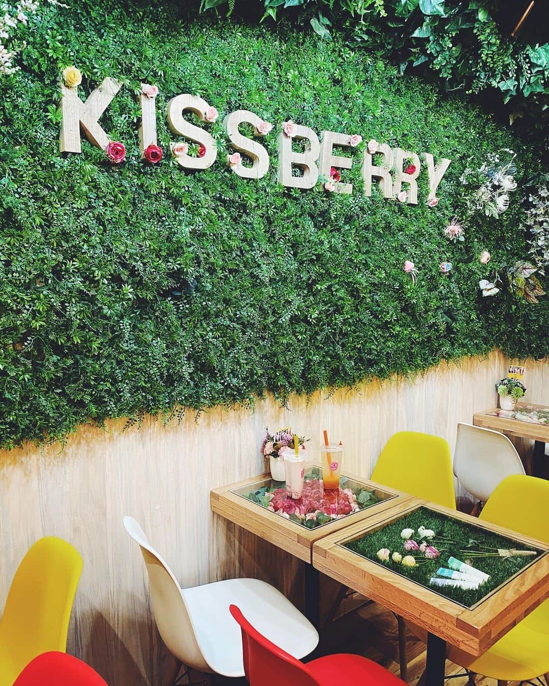 築山可奈さんのインスタグラム写真 - (築山可奈Instagram)「Kiss Berry🍓 #kissberry #新大久保 #新大久保カフェ #映えカフェ #アイドルカフェ #flower #instagramjapan #韓国 #韓国カフェ」12月25日 2時26分 - kana.tsukiyama