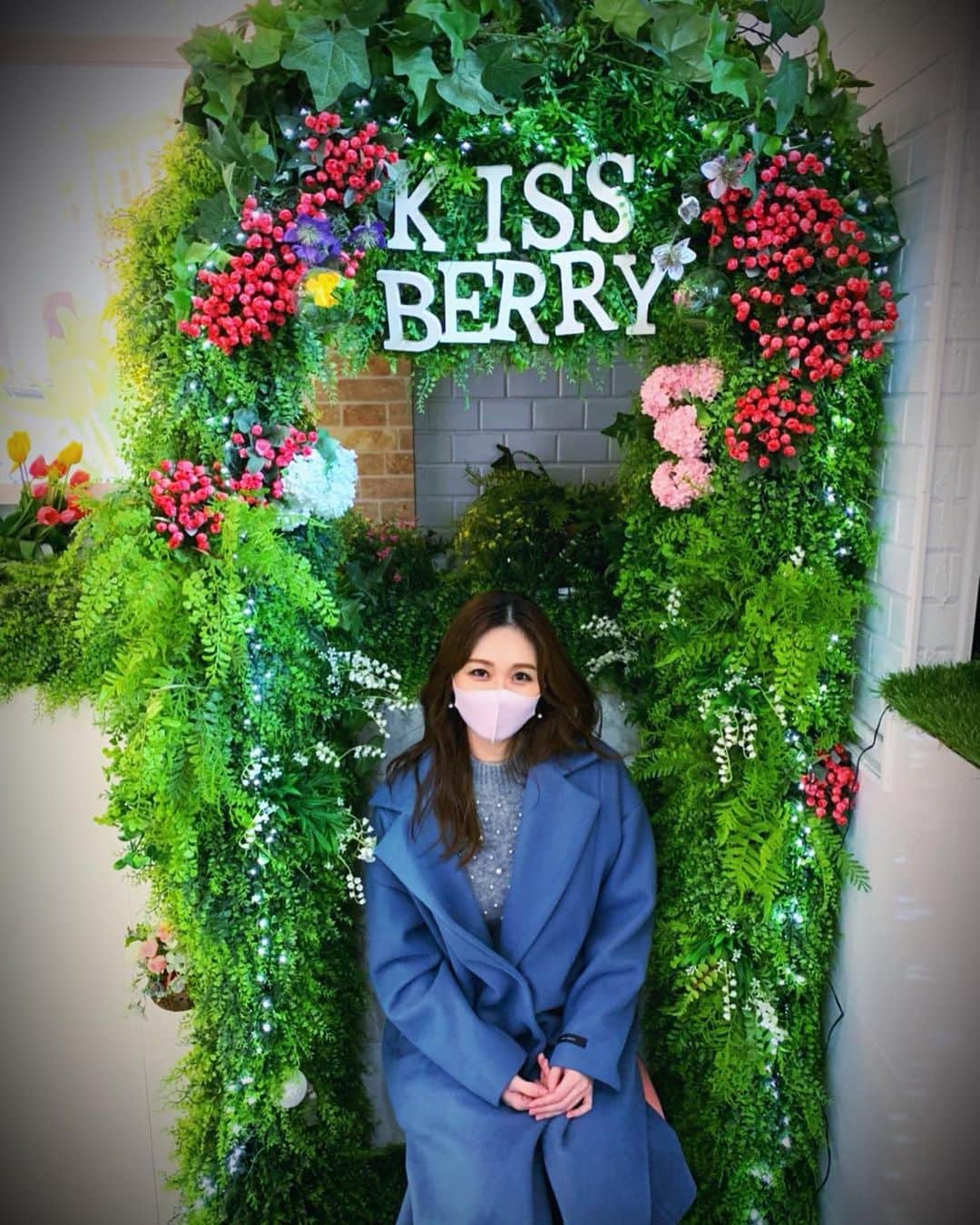 築山可奈のインスタグラム：「Kiss Berry🍓 #kissberry #新大久保 #新大久保カフェ #映えカフェ #アイドルカフェ #flower #instagramjapan #韓国 #韓国カフェ」