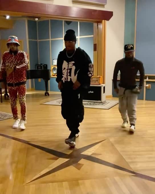 NE-YOのインスタグラム：「JUST AIN’T CHRISTMAS vibes 🎄 @therealhasani @lvrdpharoh  #AnotherKindOfChristmas」