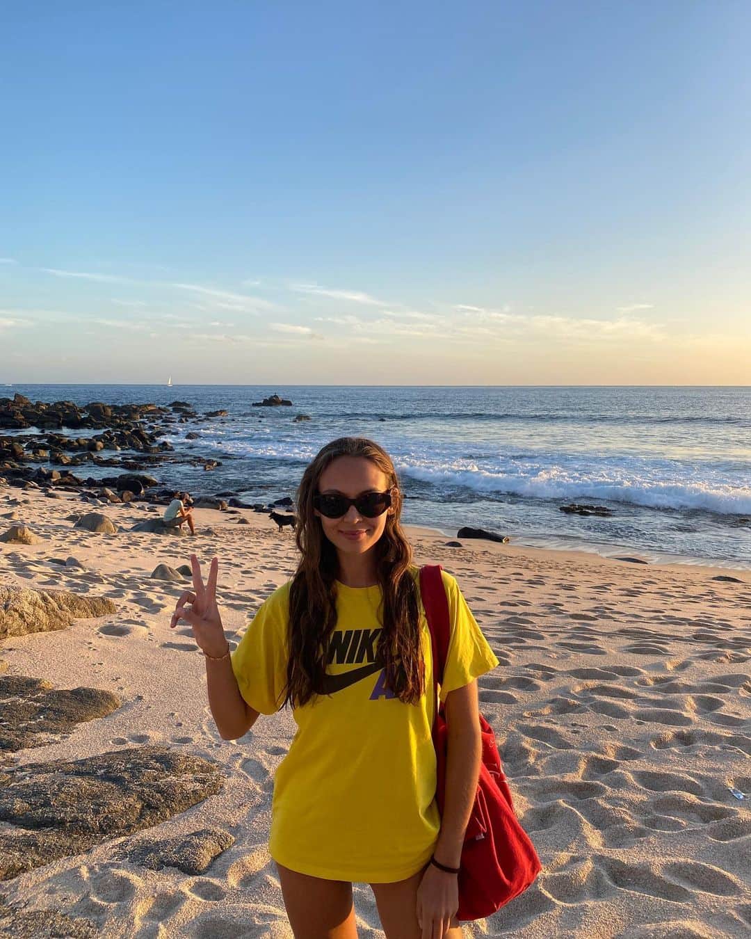 emilyのインスタグラム：「Merry Christmas from the beach ✌️🌞」