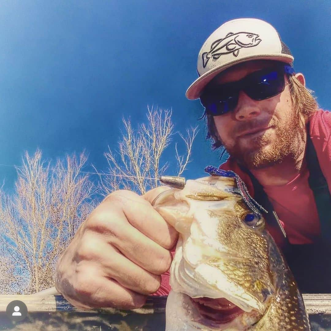 Filthy Anglers™さんのインスタグラム写真 - (Filthy Anglers™Instagram)「Christmas Eve my friends! Great photo from our buddy out of Georgia @hooknheritage showing a nice December bass. How many of you are fortunate enough to fish open water right now? We are in the awkward stage of waiting for good ice, there’s some but it’s very suspect. Congrats on the catch @hooknheritage you are Certified Filthy www.filthyanglers.com #fishing #filthyanglers #outdoors #nature #bigbass #bassfishing #angler #big #boat #catchandrelease #hunting #fish #icefishing」12月25日 2時32分 - filthyanglers