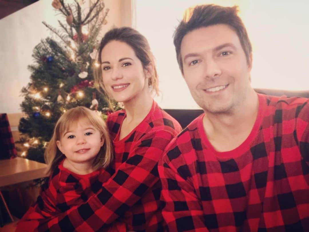 リンジー・フォンセカのインスタグラム：「Happy Holidays from us. ❤️」