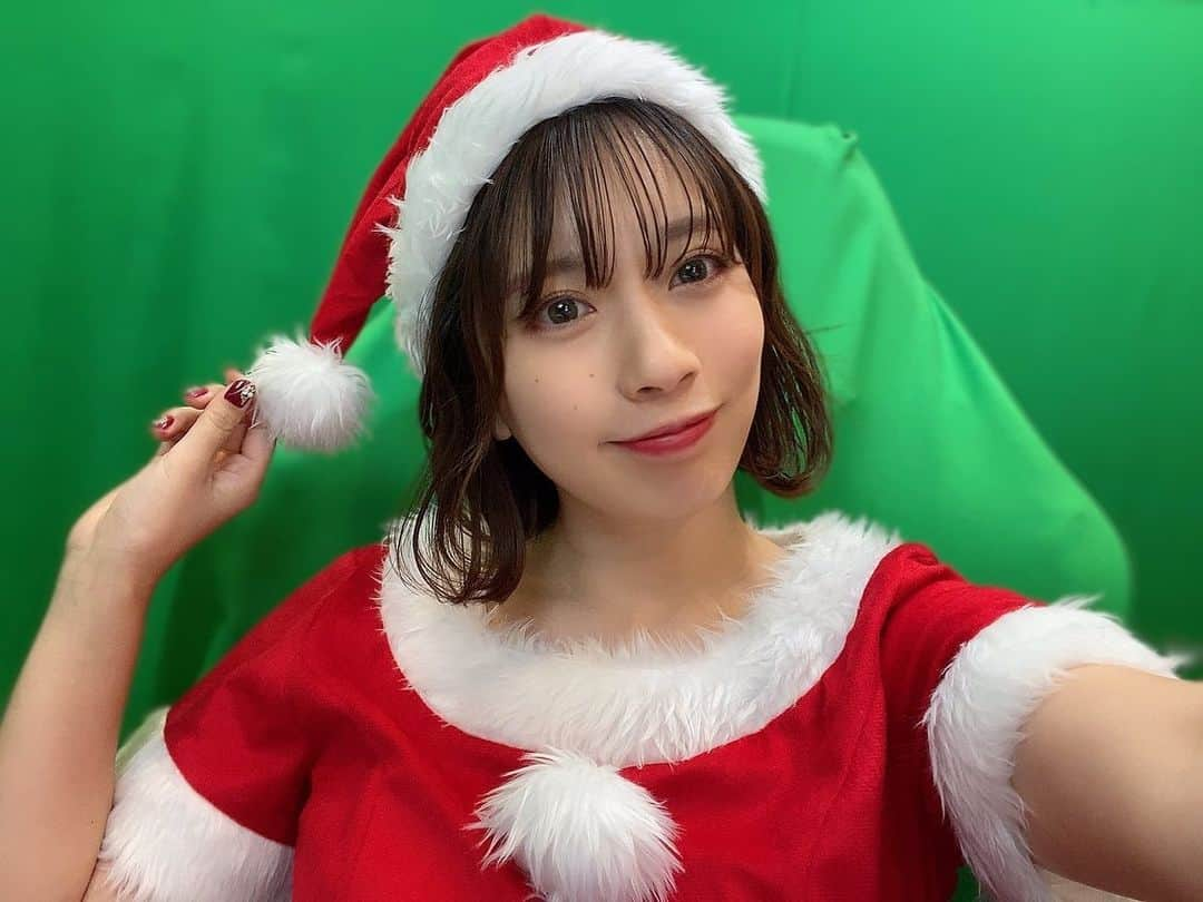 三田寺理紗さんのインスタグラム写真 - (三田寺理紗Instagram)「しっかりクリスマスツリーサラダ食べたよ😋🎄ネットで調べて可愛かったから参考にさせてもらいましたぁ✊わたしの大好きなきゅうりと栄養たっぷりのブロッコリーを中心に鉢の部分はサラダチキン半分とお花はサーモン💐うますぎて見た目もお腹も満足！  #美女tv #ボディメイク #サラダ #クリスマス #サンタコス #美味しい」12月25日 2時33分 - risatan31