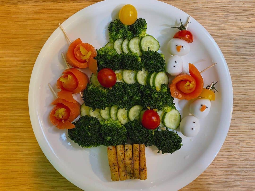 三田寺理紗のインスタグラム：「しっかりクリスマスツリーサラダ食べたよ😋🎄ネットで調べて可愛かったから参考にさせてもらいましたぁ✊わたしの大好きなきゅうりと栄養たっぷりのブロッコリーを中心に鉢の部分はサラダチキン半分とお花はサーモン💐うますぎて見た目もお腹も満足！  #美女tv #ボディメイク #サラダ #クリスマス #サンタコス #美味しい」