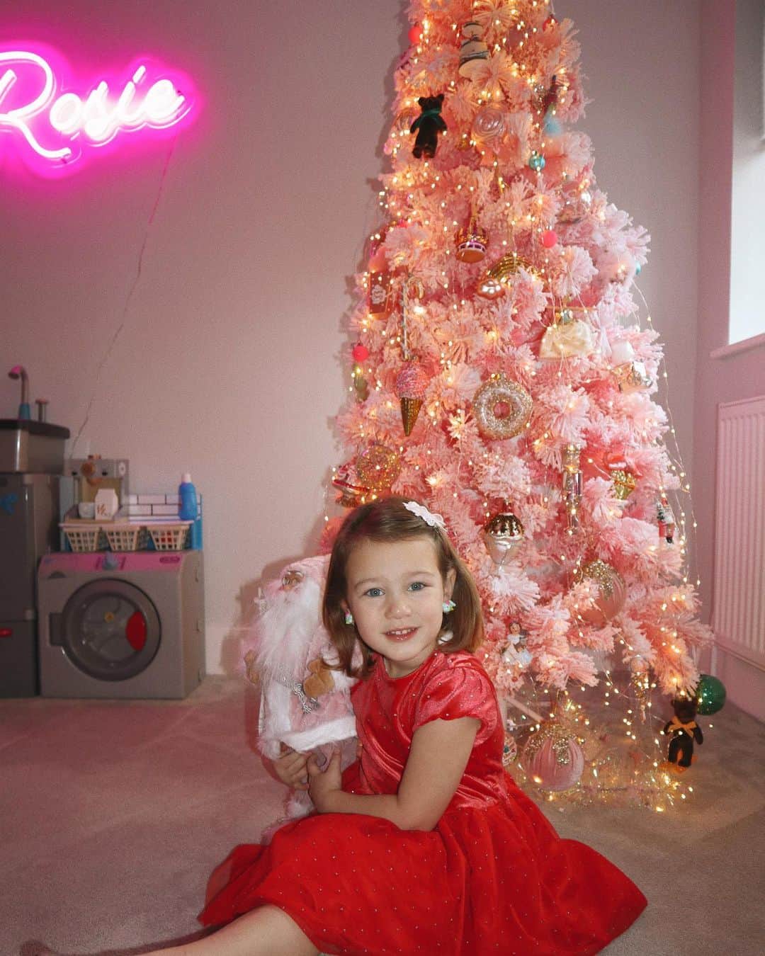 サム・フェアーズのインスタグラム：「Merry Christmas Eve from Rosie & her pink tree 😍💕 this little princess has been so excited for weeks.. Paul & Rosie’s Christmas spirit has kept me motivated through these times. Love and cherish your family & friends ☺️ (ps little paul & tree pic pending 😆 he wasn’t up for it today) (another ps Rosie’s earrings are clip ons, she loves them.. amazon) xxx」