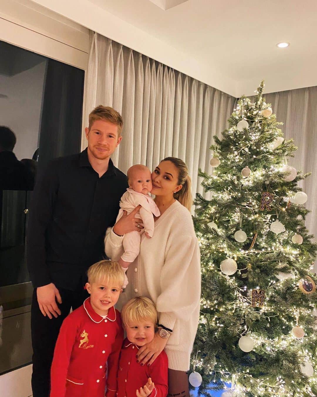 ケヴィン・デ・ブライネのインスタグラム：「Merry xmas from our family to all of you @lacroixmichele」