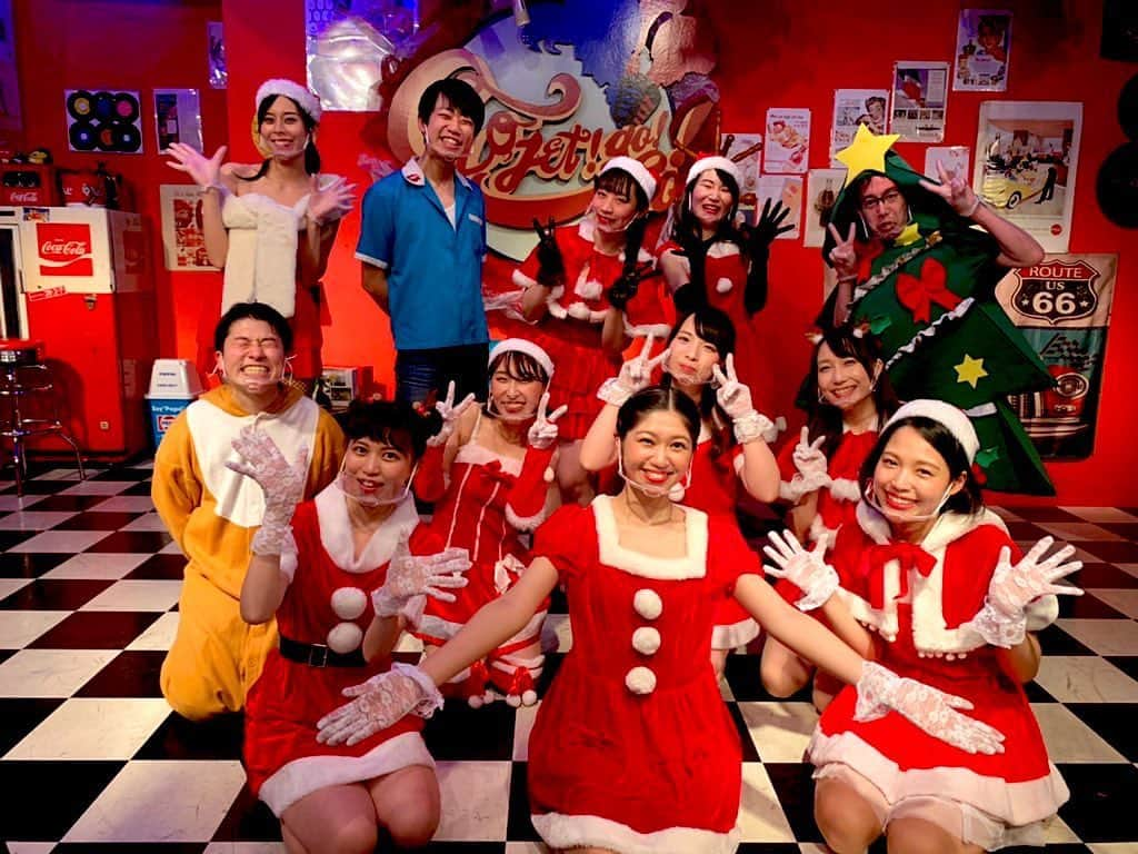 鈴木あかりのインスタグラム：「B班初日！ ご観劇いただきありがとうございました🎄✨ イベントではサンタコスで色々面白いことさせてもらったよ🥳 ＊ 配信チケットは、 27日(日)20:59までご購入いただけまして 23:59までアーカイブにてご覧いただけますのでよろしくお願いします🥺♥️ ＊ 明日は B班15時〜 A班19時〜代役公演 出演です🎈 A班のこめちゃん @misa_komera に代わってあかねを務めさせていただきます！！ ご予約寂しいので何卒よろしくお願いします🥺🥺 ＊ ＊ わたほのちゃん @watahono なぜかタグ付けできないの😭  2020年12月23日(水)〜28(月) ＊ 『GO,JET!GO!GO!vol.6 ~追憶のブルージーン•クリスマス~』 ＊ 『GO,JET!GO!GO!』シリーズは 2005年の初演から、何度も再演と新作発表を繰り返し 年間10,000人以上を動員する固定のファンがつくミュージカル作品です!  50’sのオールディーズ楽曲を中心に、歌って踊るコメディミュージカル!!  シリーズ全15作品以上あります。 ＊ キャストとしても出演する、 ゼネラルプロデューサー前園かえでがお届けする ZONO,JET!第二弾!!! ＊ クリスマスシーズンにぴったりのクリスマス楽曲満載で、 12/28までクリスマス気分を味わってください!!! ＊ ◆出演スケジュール （開場は開演30分前） ＊ 12月25日(金)15:00/19時（代役公演） 12月26日(土)16:00/19:00 12月27日(日)19:00 12月28日(月)19:00 ＊ 私はB班あかね役で出演します。 ※25日19時は代役公演 ◆チケット 前売・当日/3,900 （税込/現金のみ取扱い） ‪（観劇料金＋1DRINK）‬ ＊ ◆場所 ‪A-Garage‬ ‪（旧名：AQUAstudio）‬ ‪住所：東京都中央区東日本橋3-3-15‬ ‪マウンテンビルB1F‬ ‪アクセス：‬ ‪都営新宿線　馬喰横山駅‬ ‪都営浅草線　東日本橋駅‬ ‪JR総武快速　馬喰町駅‬ ‪連絡通路A2出口　徒歩1分 ‬#zonojet #gojet #gojetgogo #エアスタ #エアースタジオ #airstudio #エーガレージ #a_garage #舞台 #芝居 #Xmas #クリスマス #happyholidays #鈴木あかり」