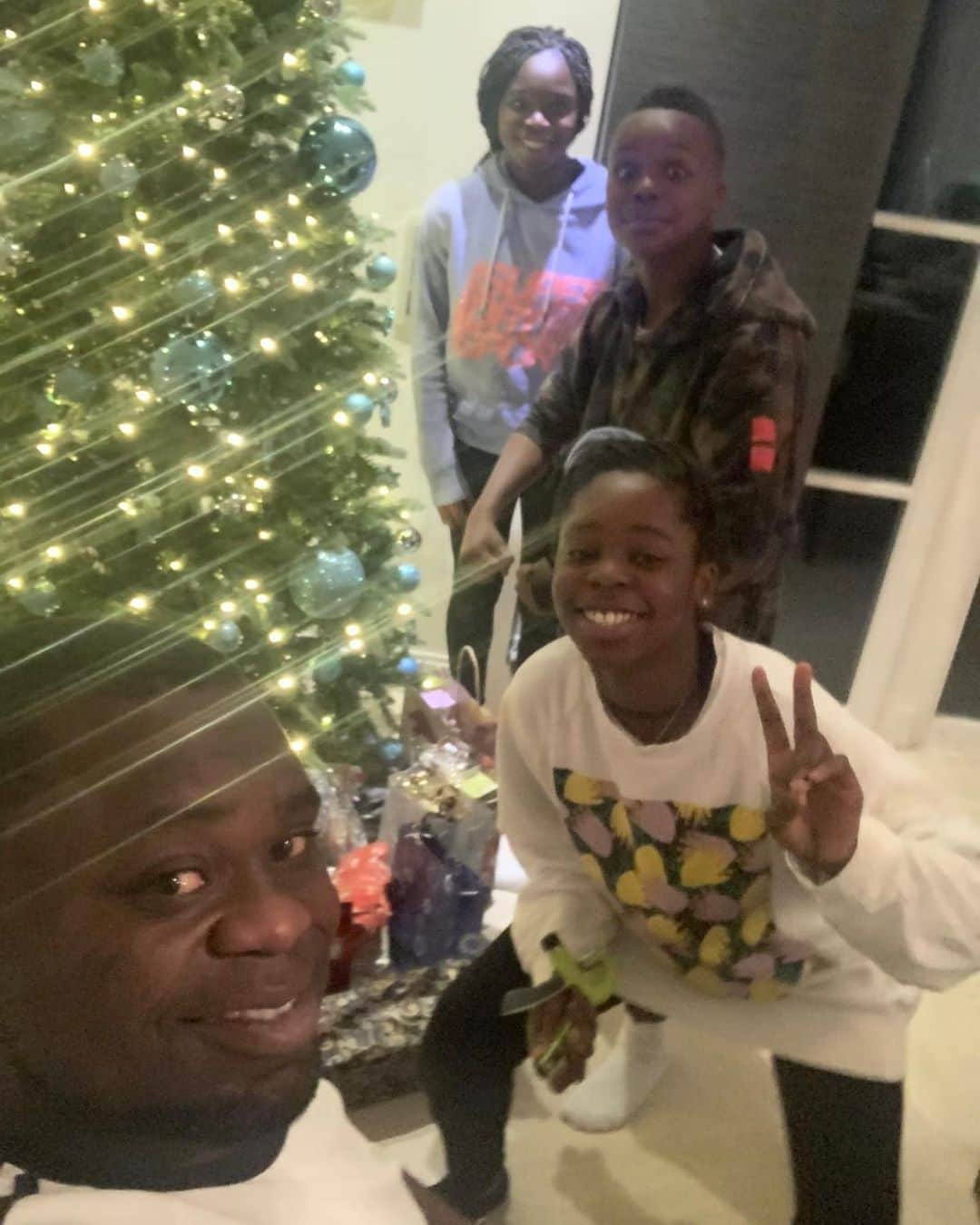 ゲーラルド・アサモアのインスタグラム：「Ich wünsche euch und euren Liebsten trotz dieses schwierigen Jahres frohe Weihnachten und ein paar erholsame Tage 🙏🏿🙏🏿🙏🏿 Genießt die Zeit und bleibt gesund! 😊  #MerryChristmas  #frohesfest」