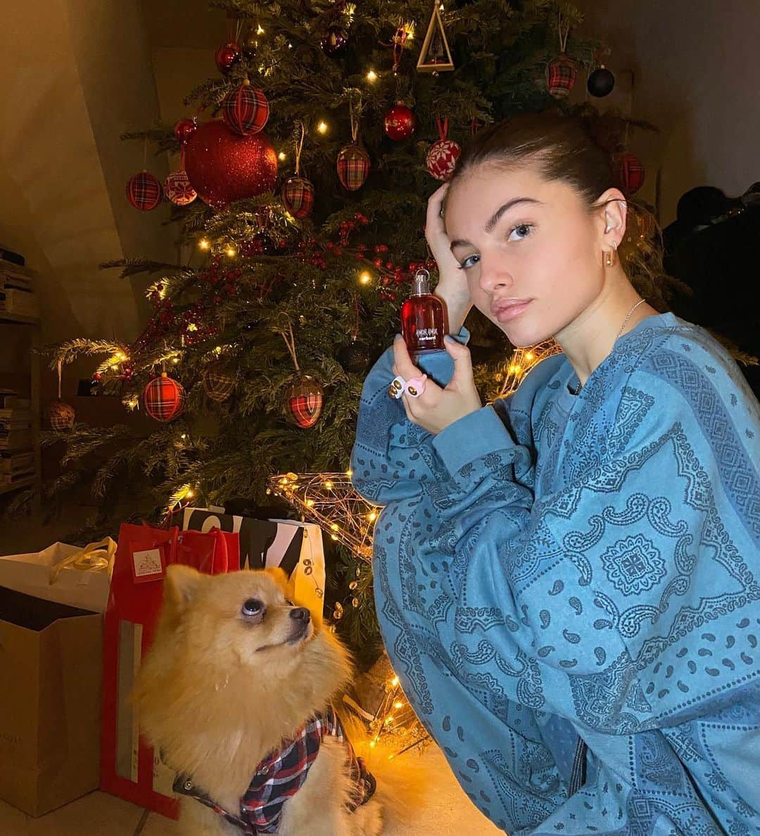 ティラーヌ・ブロンドーのインスタグラム：「Merry Christmas everyone !!!!! 💋💋@cacharelparfums #amoramor #ad」
