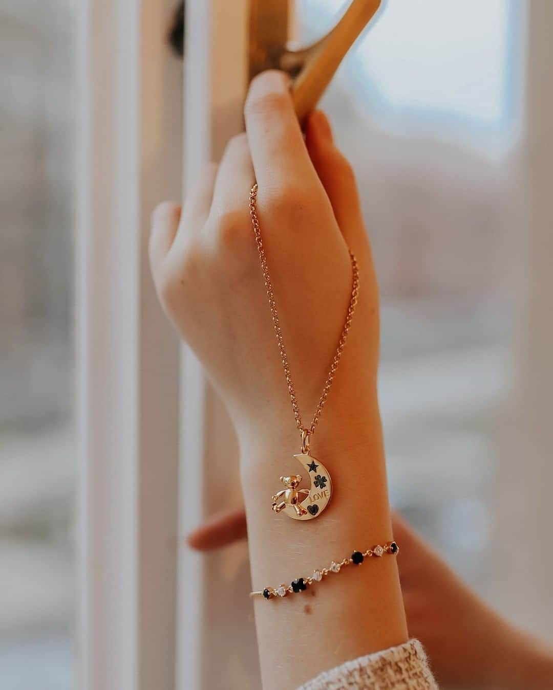 トウスのインスタグラム：「This Christmas we wish you a merry #NormalChristmas. Pics by @basikqq. #StayTender #TOUSJewelry」