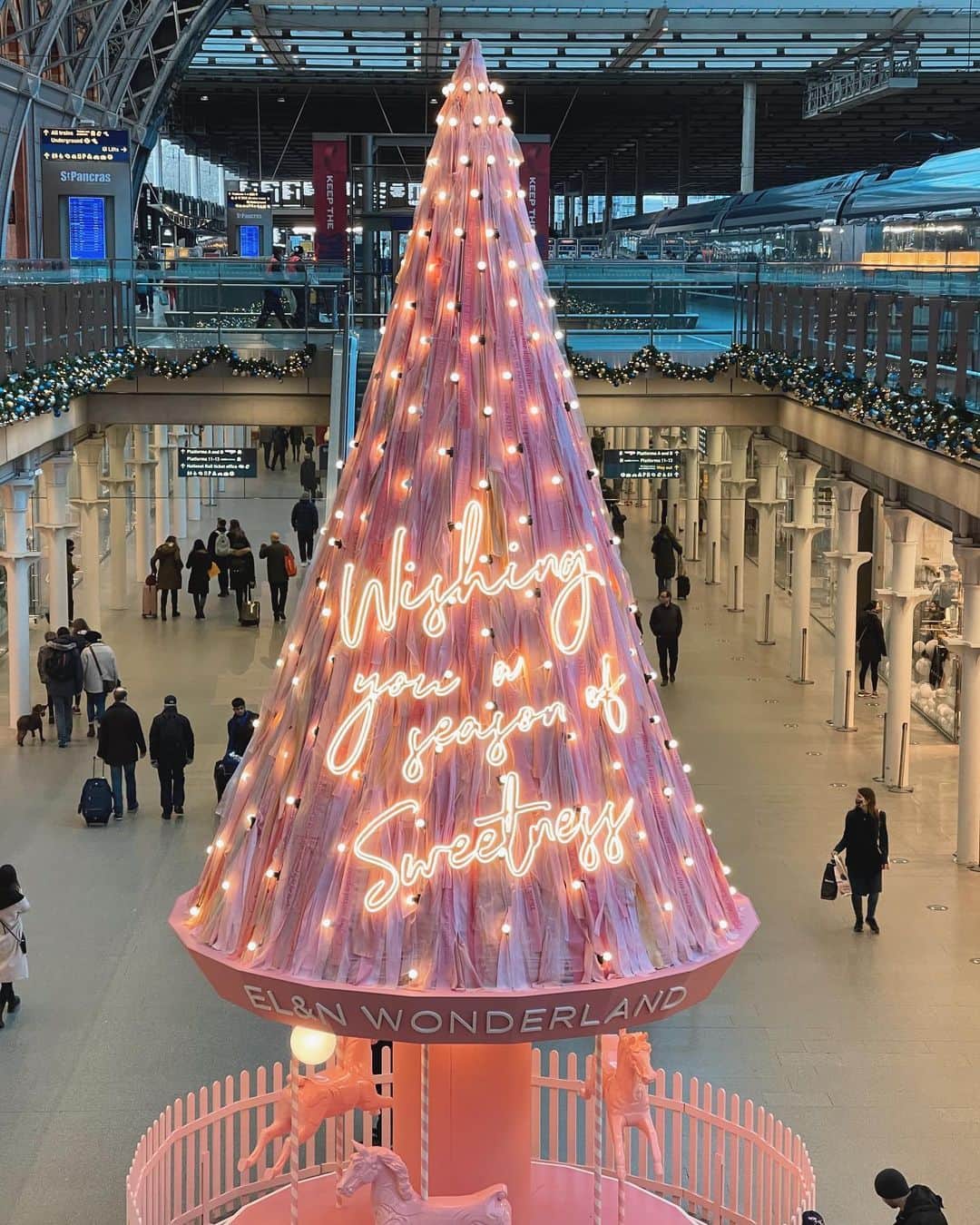 @LONDON | TAG #THISISLONDONさんのインスタグラム写真 - (@LONDON | TAG #THISISLONDONInstagram)「🎄✨ #ChristmasEve X #StPancras by @MrLondon ✨🎄 “I Want My Time With You” - the message by @traceyeminstudio above a quiet @eurostar terminal never felt more apt than Christmas 2020. Sending our love to everyone ahead of #ChristmasDay and 🥂 here’s to spending more time with loved ones in 2021. ❤️❤️❤️ ___________________________________________  #thisislondon #lovelondon #london #londra #londonlife #londres #uk #visitlondon #british #🇬🇧 #christmas #stpancrasinternational #stpancrasrenaissancehotel #elancafe」12月25日 2時56分 - london