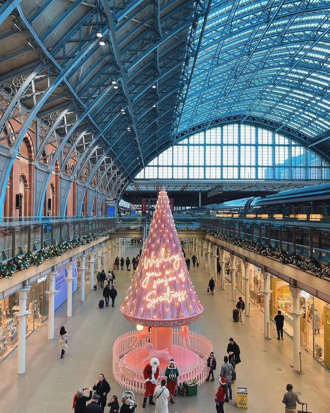 @LONDON | TAG #THISISLONDONさんのインスタグラム写真 - (@LONDON | TAG #THISISLONDONInstagram)「🎄✨ #ChristmasEve X #StPancras by @MrLondon ✨🎄 “I Want My Time With You” - the message by @traceyeminstudio above a quiet @eurostar terminal never felt more apt than Christmas 2020. Sending our love to everyone ahead of #ChristmasDay and 🥂 here’s to spending more time with loved ones in 2021. ❤️❤️❤️ ___________________________________________  #thisislondon #lovelondon #london #londra #londonlife #londres #uk #visitlondon #british #🇬🇧 #christmas #stpancrasinternational #stpancrasrenaissancehotel #elancafe」12月25日 2時56分 - london