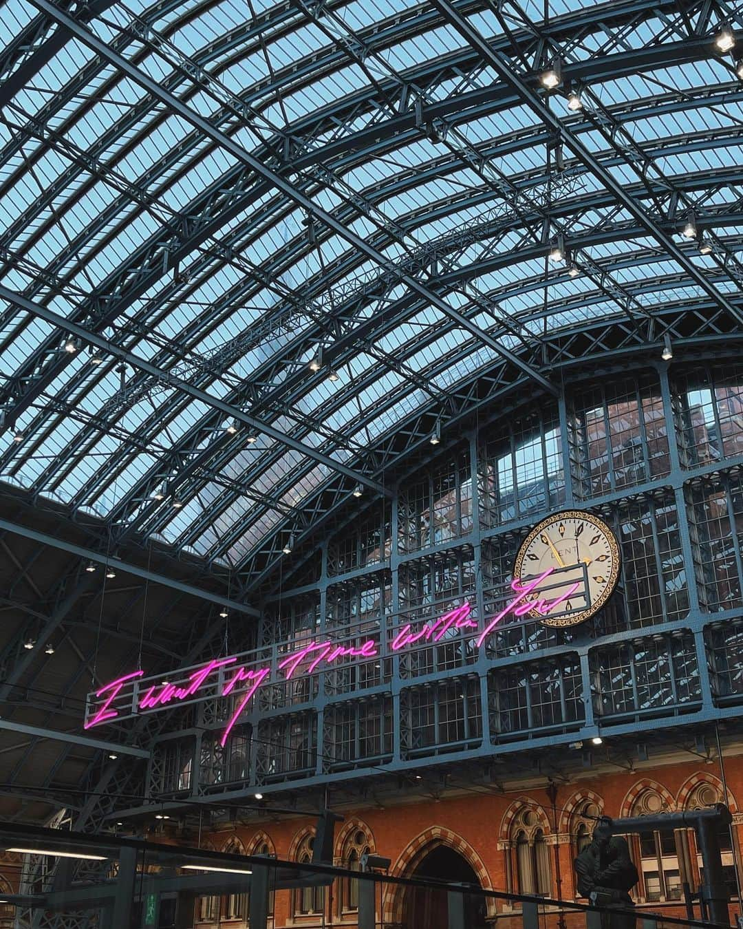 @LONDON | TAG #THISISLONDONさんのインスタグラム写真 - (@LONDON | TAG #THISISLONDONInstagram)「🎄✨ #ChristmasEve X #StPancras by @MrLondon ✨🎄 “I Want My Time With You” - the message by @traceyeminstudio above a quiet @eurostar terminal never felt more apt than Christmas 2020. Sending our love to everyone ahead of #ChristmasDay and 🥂 here’s to spending more time with loved ones in 2021. ❤️❤️❤️ ___________________________________________  #thisislondon #lovelondon #london #londra #londonlife #londres #uk #visitlondon #british #🇬🇧 #christmas #stpancrasinternational #stpancrasrenaissancehotel #elancafe」12月25日 2時56分 - london