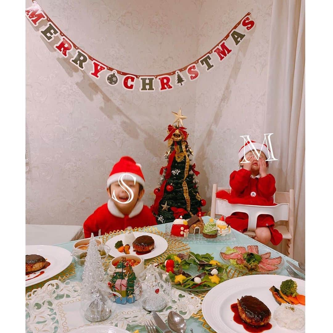 澤野井香里さんのインスタグラム写真 - (澤野井香里Instagram)「✨🎄Merry Christmas🎄✨ 子供たちの好きなハンバーグで家族でお祝い🤶🥂（明日はチキン🍗） Mは変顔ブームだし、わちゃわちゃすぎてまともな写真1枚もない🤣  家族揃って食卓を囲んで他愛ない話をしてる時が平凡だけど幸せ💕  #ks_20✨ #クリスマス #おうちクリスマス #クリスマスディナー #1才 #4才　#年少　#兄妹　#👦🏼🧒🏼#S⭐️_ #M🍒_  #s⭐️m🍒」12月25日 2時57分 - kaori_sawanoi