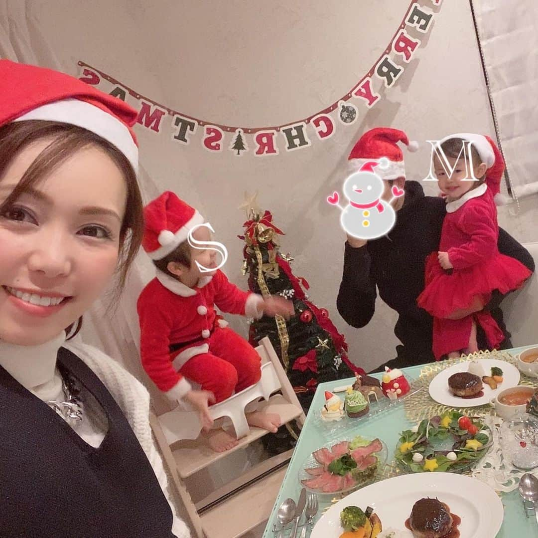 澤野井香里さんのインスタグラム写真 - (澤野井香里Instagram)「✨🎄Merry Christmas🎄✨ 子供たちの好きなハンバーグで家族でお祝い🤶🥂（明日はチキン🍗） Mは変顔ブームだし、わちゃわちゃすぎてまともな写真1枚もない🤣  家族揃って食卓を囲んで他愛ない話をしてる時が平凡だけど幸せ💕  #ks_20✨ #クリスマス #おうちクリスマス #クリスマスディナー #1才 #4才　#年少　#兄妹　#👦🏼🧒🏼#S⭐️_ #M🍒_  #s⭐️m🍒」12月25日 2時57分 - kaori_sawanoi