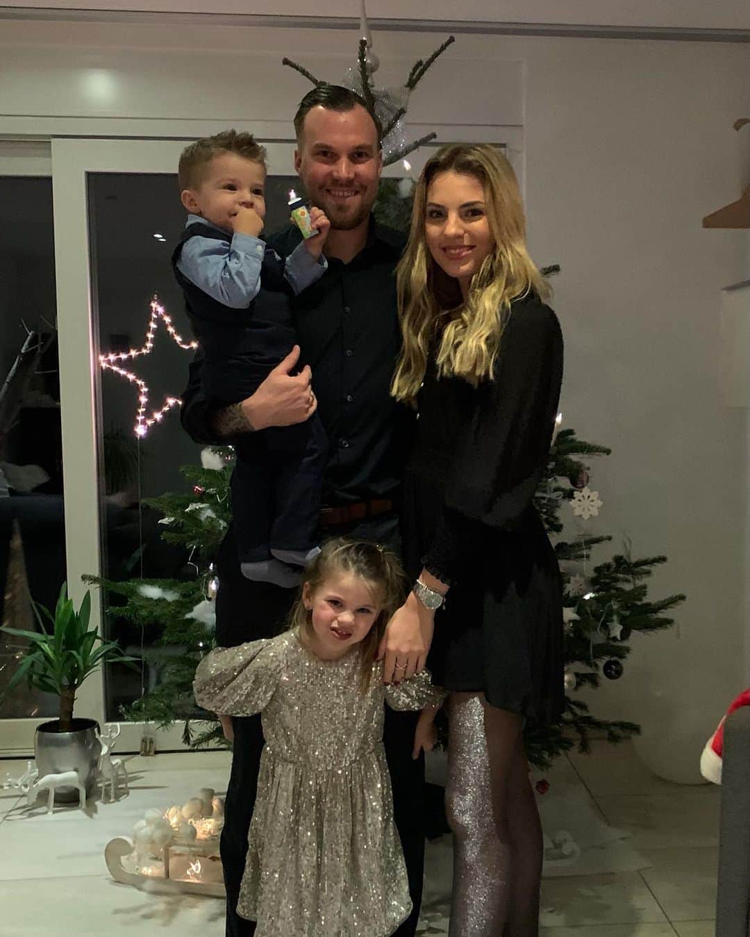 ケヴィン・グロスクロイツのインスタグラム：「Familie Großkreutz wünscht allen frohe Weihnachten🎄 #bleibtgesund」