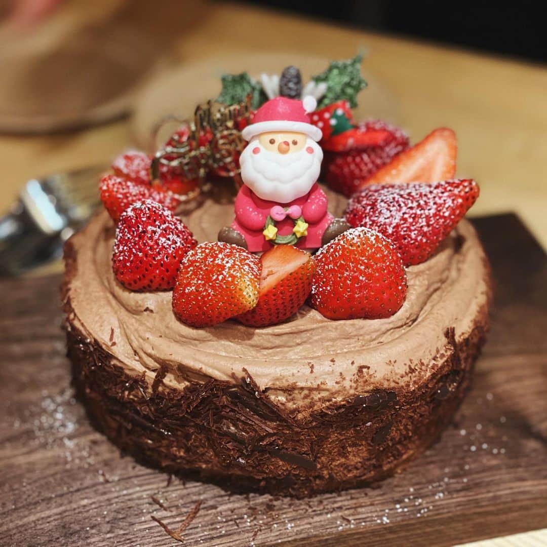 Ami さんのインスタグラム写真 - (Ami Instagram)「メリークリスマス🎄✨ 今年は初めてブッシュドノエルに挑戦🍫 切株っぽいかは置いといて...めちゃくちゃ美味しくできた💕 シャンメリーで乾杯🥂  #ペンペンはトナカイよりもカブトっぽくなっちゃった💦」12月25日 2時52分 - ami_dream05