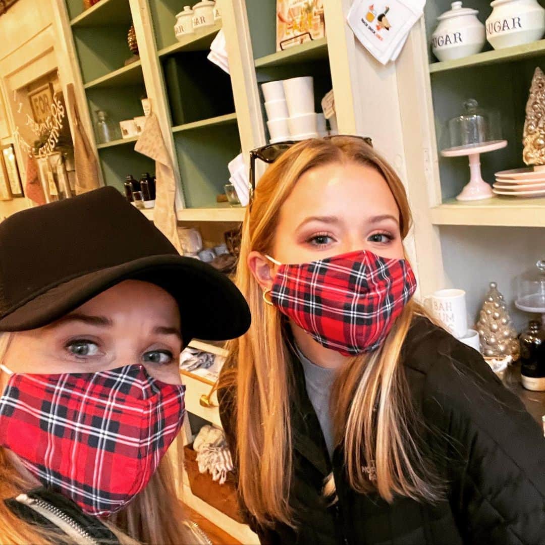 リース・ウィザースプーンのインスタグラム：「Last minute shopping with my girl @avaphillippe ! 🎁」