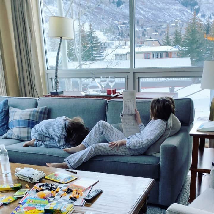 レイチェル・ゾーのインスタグラム：「Early Morning #gratitude for children’s #laughter 🙏🏻❤️ #madlibs XoRZ」