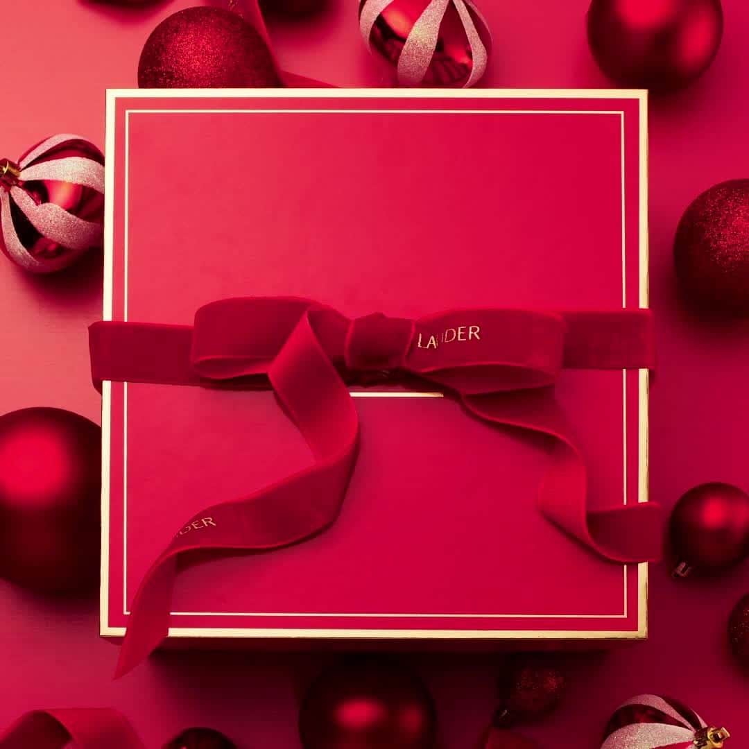 エスティローダーのインスタグラム：「What we’re hoping to unwrap this #holiday: our NEW #AdvancedNightRepair face serum! ✨ With brand new benefits (overnight radiance, 8-hour antioxidant power, and pores look minimized, to name a few) – gorgeous, glowing skin is the best gift to receive! (P.S. we won’t tell if a little self-gifting is in order 😉) #EsteeWishlist #GiftWonderland」