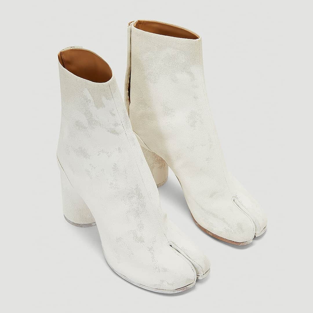 エルエヌシーシーのインスタグラム：「The iconic Maison Margiela Tabi gets an update. Discover the Painted Tabi Boots featuring a craquelé finish and signature split toe construction. @maisonmargiela」