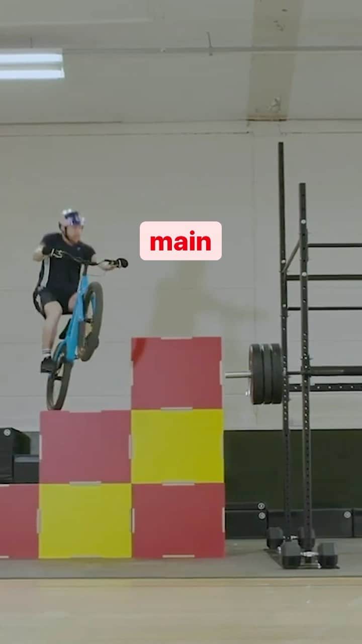 レッドブルのインスタグラム：「a visual representation of us tackling ALL the food tomorrow 😏  🚲 : @danny_macaskill #redbull #givesyouwiiings #christmaseve #bike #bikelife #fromwhereiride」