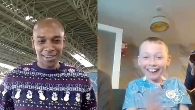 フェルナンジーニョのインスタグラム：「There’s nothing more pure than a child’s smile. 😍😍💙💙 @mancity」
