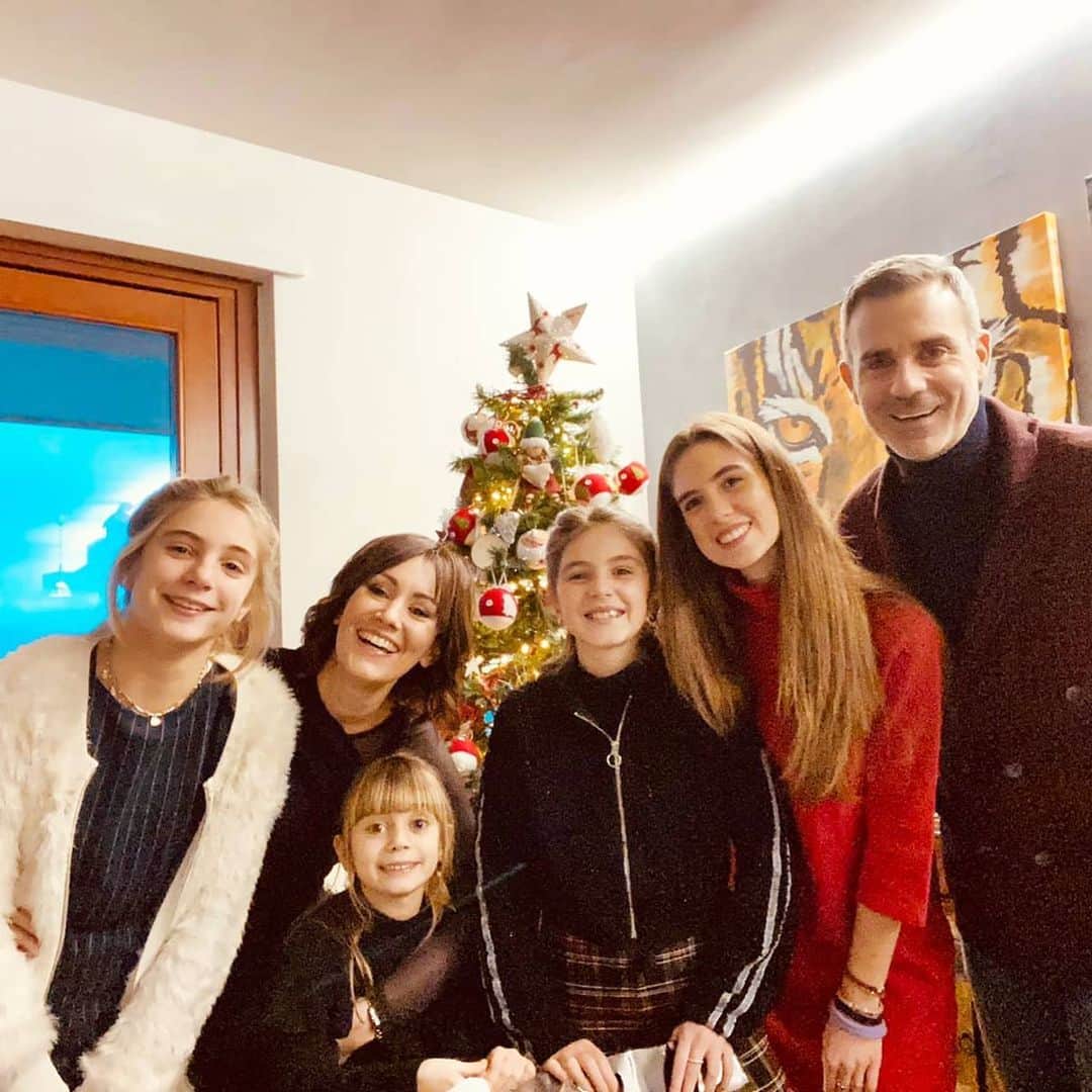 ステファノ・ソレンティーノのインスタグラム：「Non è importante cosa c'è sotto l'albero, quello che conta davvero è chi c'è con te attorno all'albero! #BuonNatale 🎄」