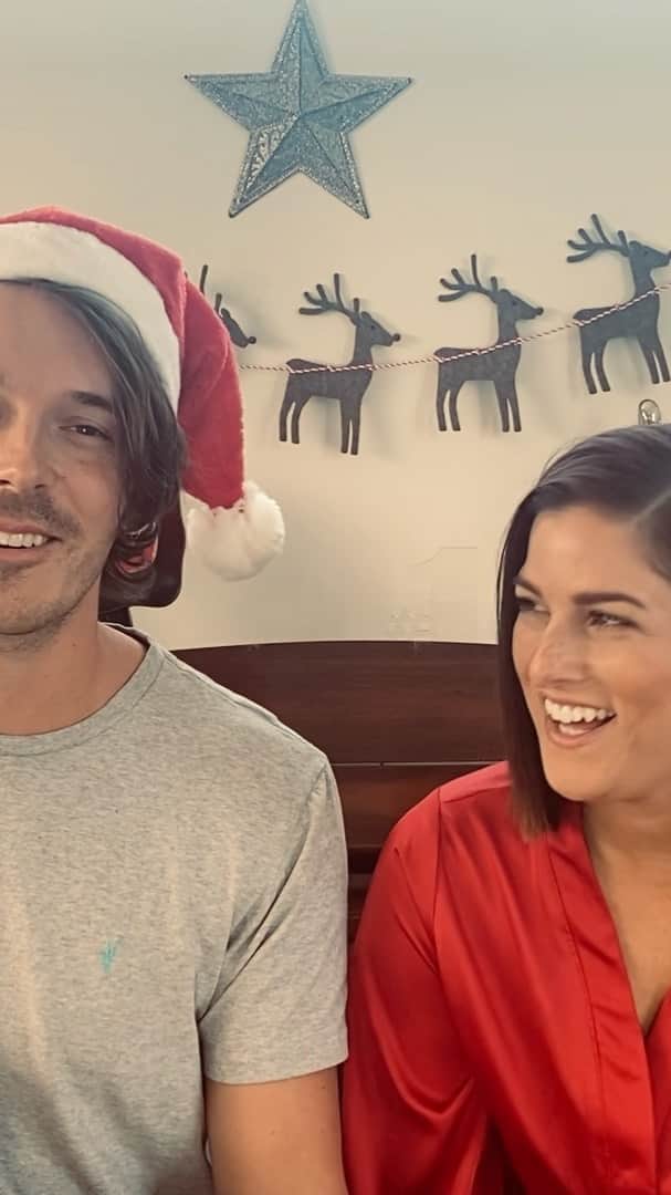 キャサディー・ポープのインスタグラム：「Merry Christmas Eve! It’s been so sweet seeing the support from you guys on”Under The Tree.” It went from a fun little song written by @sampalladio and I in our living room toward the beginning of quarantine to closing out “Princess Switch, Switched Again” on @netflix. Grateful for you all. Listen to #UnderTheTree anywhere you can buy or stream music!」