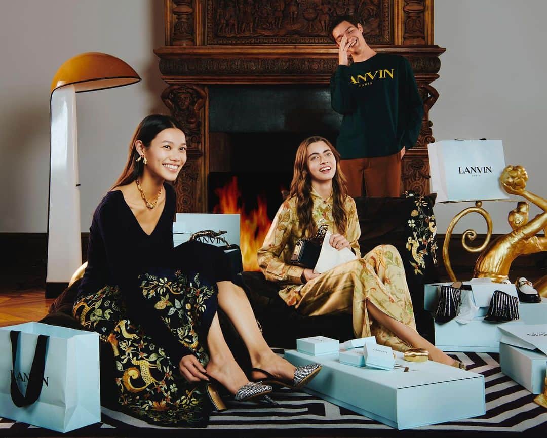 ランバンのインスタグラム：「Holiday season situation : unwrapping gifts. #LanvinGift」