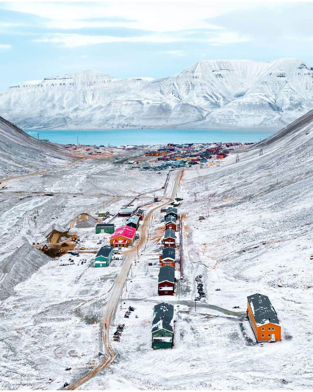 YouTubeさんのインスタグラム写真 - (YouTubeInstagram)「Want to live at the North Pole? 🥶🎄 @sejsejlija does and shares what life is like on her channel. Step into winter life in Svalbard, Norway on today’s Story. ⏫」12月25日 3時11分 - youtube