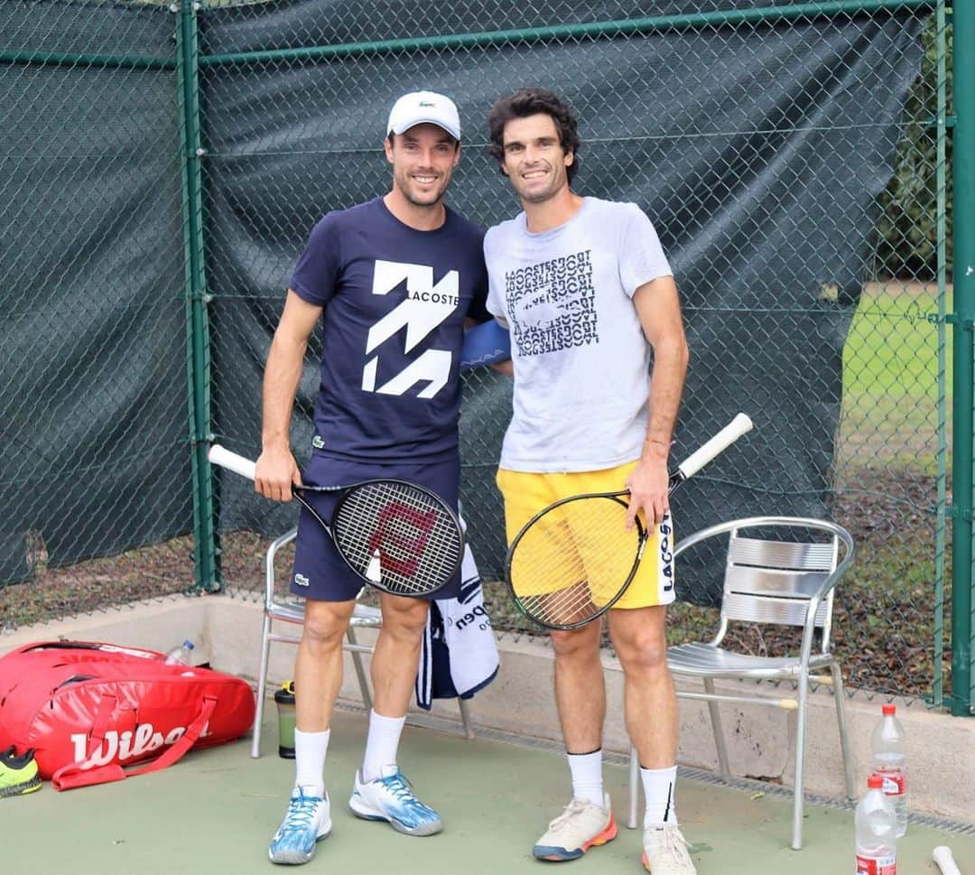 パブロ・アンドゥハルのインスタグラム：「Entreno de Nochebuena con el guerrero de Benlloch.   Me he tenido que dejar ganar para que @robertobautistaagut me invite a estos ricos turrones. ¡Esta noche caen!  🎅🏽 ¡Feliz noche y Feliz Navidad a todos! 🎅🏽  #feliznavidad #nochebuena #tenis」