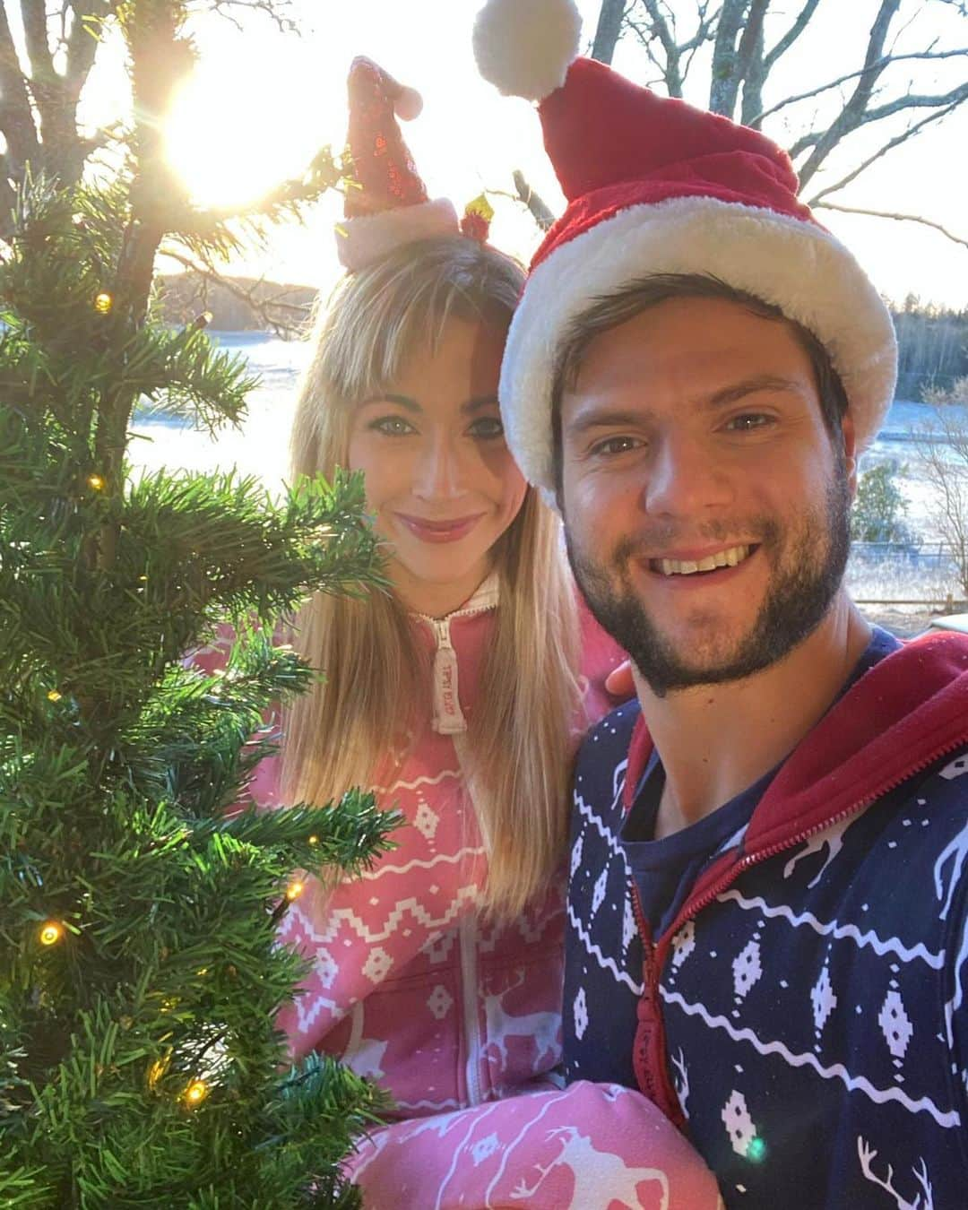 ドミトリ・オフチャロフさんのインスタグラム写真 - (ドミトリ・オフチャロフInstagram)「We wish you a Merry Christmas🎄😃🎄🎄🎄」12月25日 3時16分 - dimaovtcharov