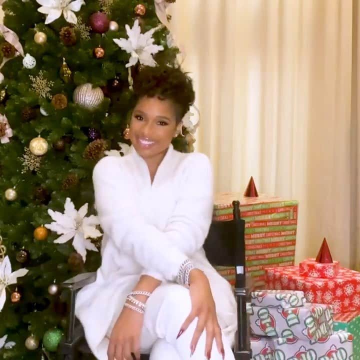 ジェニファー・ハドソンのインスタグラム：「Merry Christmas & Happy Holidays ❄️✨🎄 Wishing you and your’s love and cheer this holiday season. Stay safe y’all 💖」