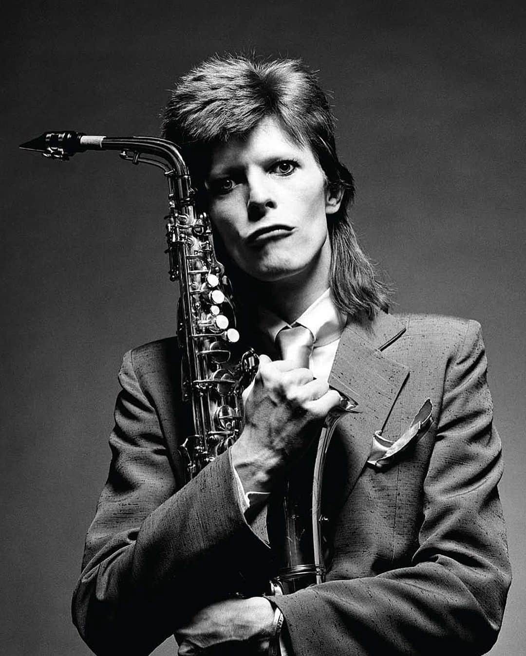 デヴィッド・ボウイさんのインスタグラム写真 - (デヴィッド・ボウイInstagram)「You surely know all about @therealmickrock’s Bowie association, the photographer befriended Bowie in 1972 and was important in the early promotion of Ziggy. Here’s the first part of a gallery of his incredible Bowie shots from across the years with lots more to follow soon.  #RandomBowie  #BowieMickRock」12月25日 3時17分 - davidbowie