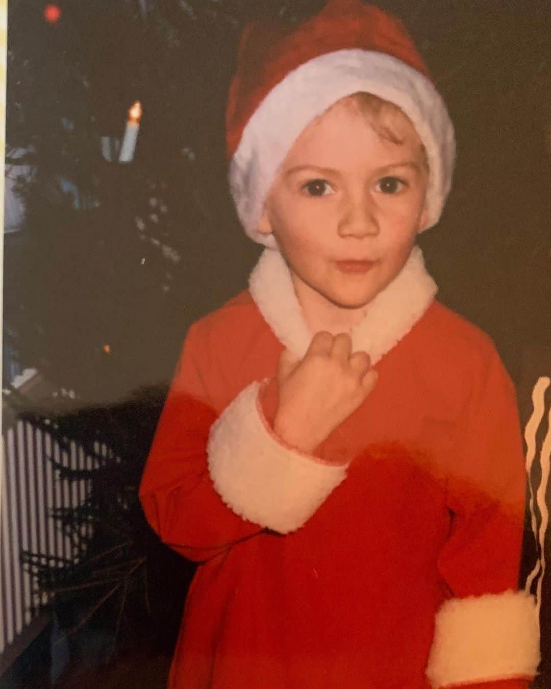 オスカー・オリー・モランダーのインスタグラム：「Here’s a picture from my internship as Santa’s little helper on the North Pole  📷❄️🌟 Merry Christmas and happy holidays! 🎅🏼🎄」