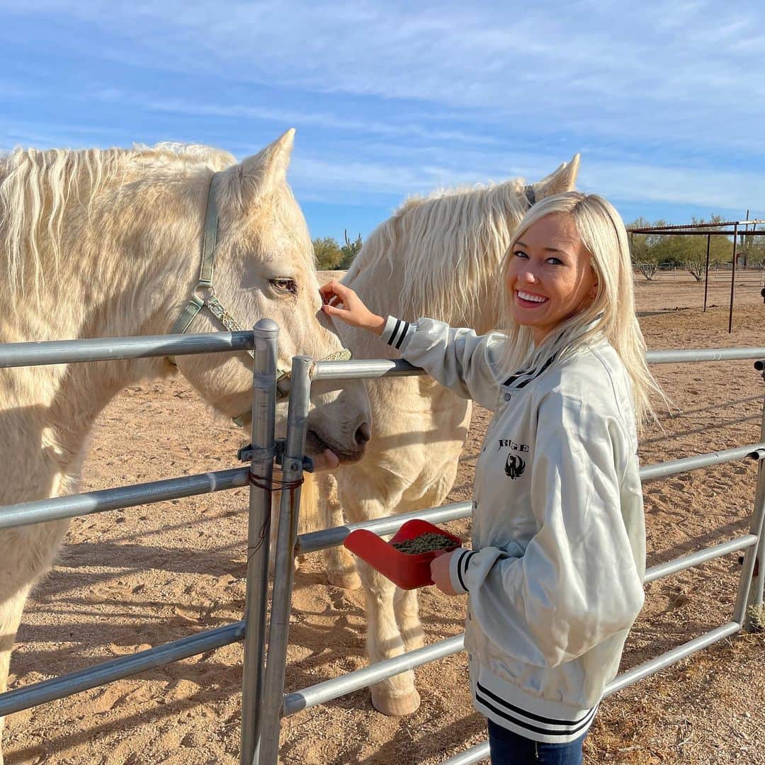 シエラ・ブレア・コイルのインスタグラム：「Yesterday I had the amazing opportunity to visit @healingheartsaz ❤️ I pet a lot of cute horses and fed everyone treats 😉 Be sure to check out @healingheartsaz and support if you can 🥰」
