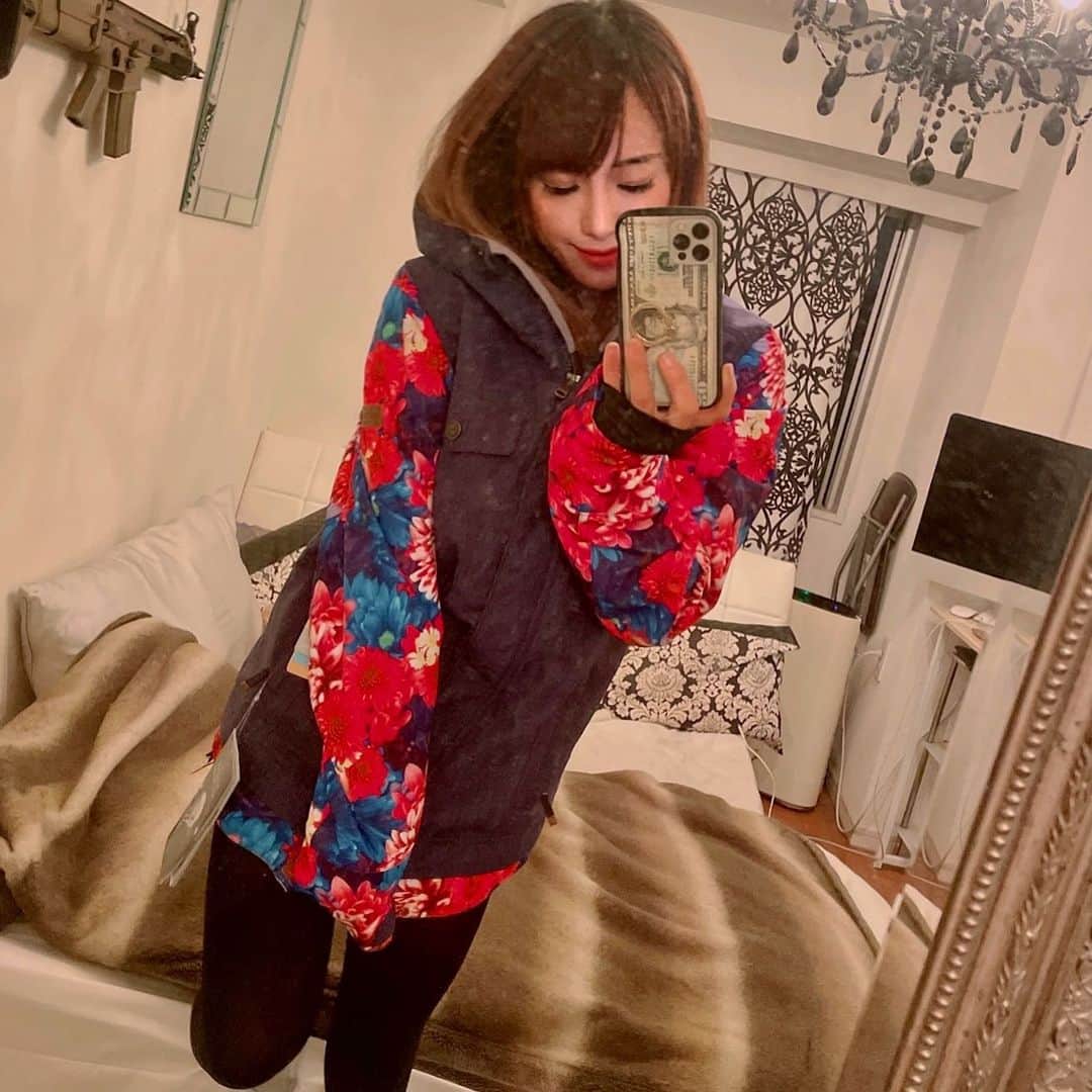 maikoのインスタグラム：「ぉNEWスノボウェア❤️. ずーっと欲しかったやつで嬉しぃ🙈. . はやくふわふわパウダースノーの上を滑りたぃなっ笑♡ この何年間か暖冬でアイスバーンだったからあんまり行かずだったけど、. 今年はかなりの積雪の当たり年みたいっ☃️🌟✨.神、強し☺️💓 . 大雪原をカイトで走るスノーカイトもやってみたぃなぁ🚀🚀🌟 . . 夜にのんびりNetflix見て夜更かししちゃって、そんな毎日が贅沢で幸せな冬の始まりっ🌙🧸🧸✨ 気付ぃたら寝落ちしてるけど笑♡. . #幸せタイム #破天荒の🧸💕」